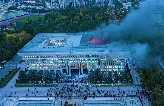Горит здание парламента и президента в Бишкеке